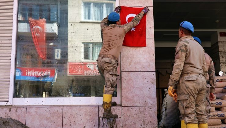 Mehmetçik sel bölgesinde bayrak sevgisini bir kez daha gösterdi