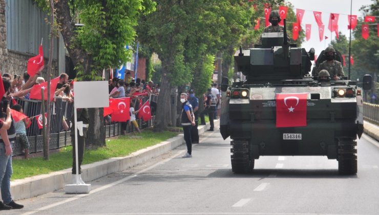 Mehmetçikten göz dolduran geçit töreni