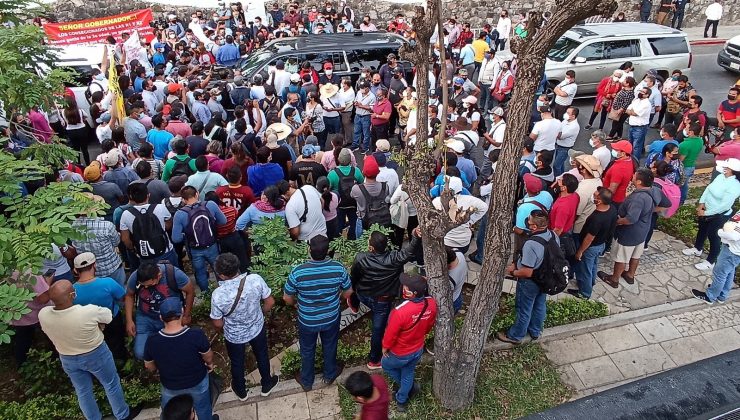 Meksika Devlet Başkanı Obrador, aracının etrafını saran göstericiler ile görüşmeyi kabul etti