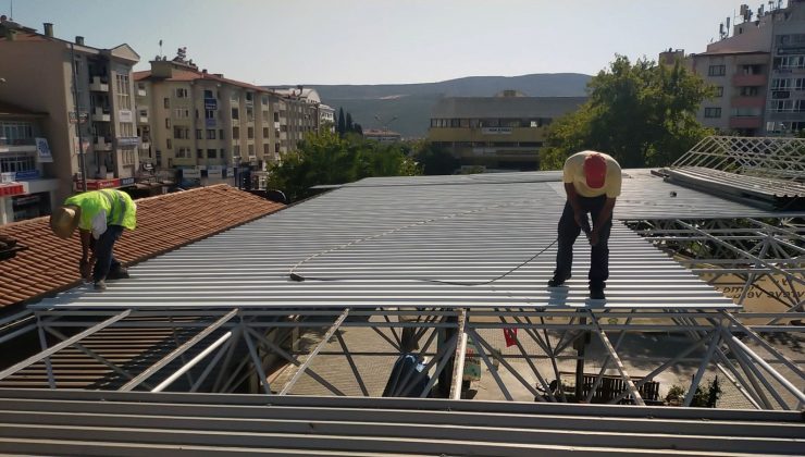 Menteşe Perşembe pazarının çatısı yenileniyor