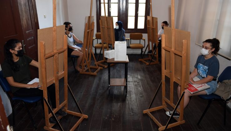 Mersin Büyükşehir Belediyesi’nin konservatuar yaz kursları başladı