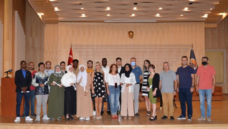 Mersin Üniversitesinde Türkçe eğitimi alan yabancı öğrenciler törenle mezun oldu