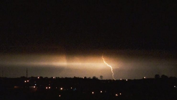 Meteoroloji uyardı, şimşekler geceyi aydınlattı