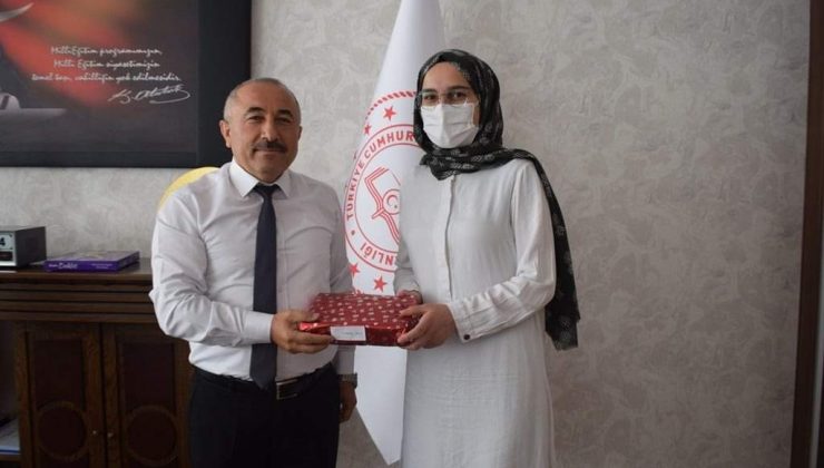 Milli Eğitim müdürü’nden başarılı öğrencilere ödül