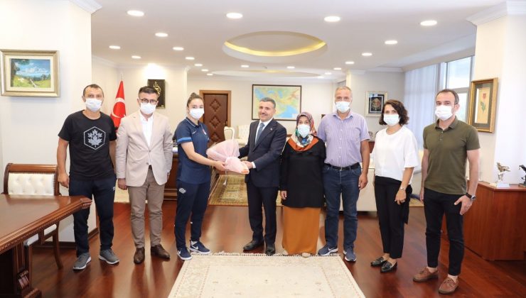 Milli halterci Vali Atay’ı ziyaret etti