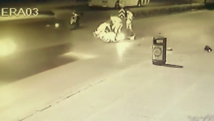 Minibüs, yerde yatan kazazedeye yardım için koşan vatandaşların arasına daldı