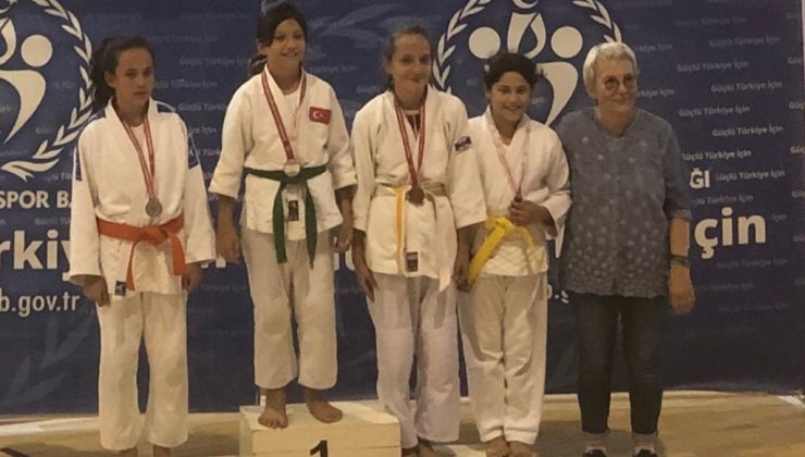 Minik judocular minderde