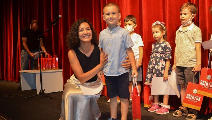 Minik sanat severler katılım belgelerini aldı