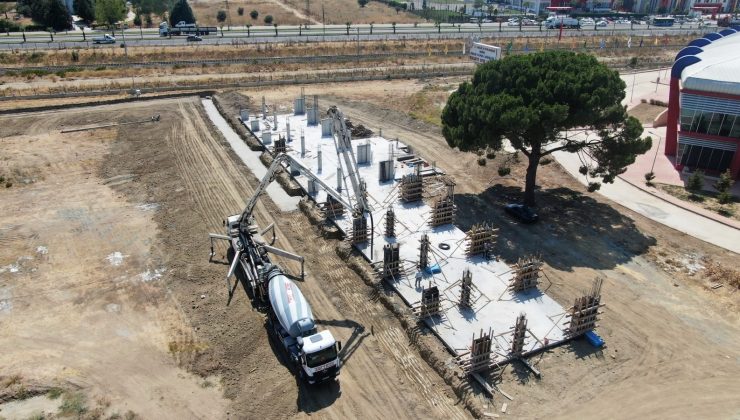 Muradiye futbol sahası ve tribün çalışmaları devam ediyor