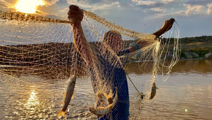 Murat Nehri’nde gün batımında balık avı