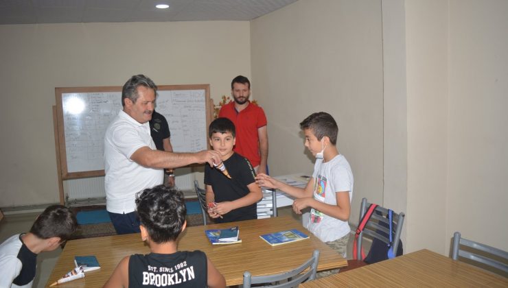Mustafa Koloğlu minik kursiyerlerle sohbet etti hediyeler verdi
