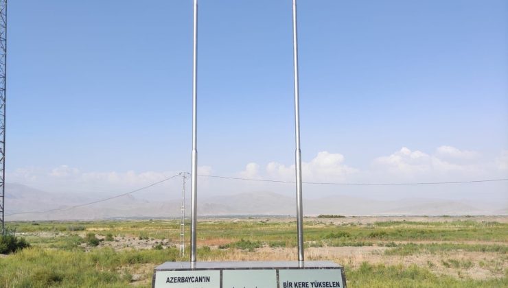 Nahçıvan sınırına dikilen Türk-Azerbaycan bayrakları Ermenistan’dan görünüyor