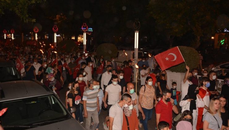 Niğde’de Zafer Bayramı fener alayı ile kutlandı