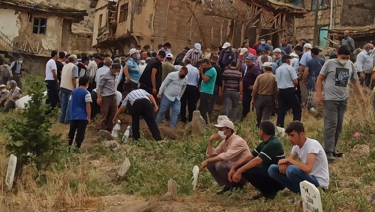 Öldürülen anne ve 2 yaşındaki çocuğu yan yana toprağa verildi