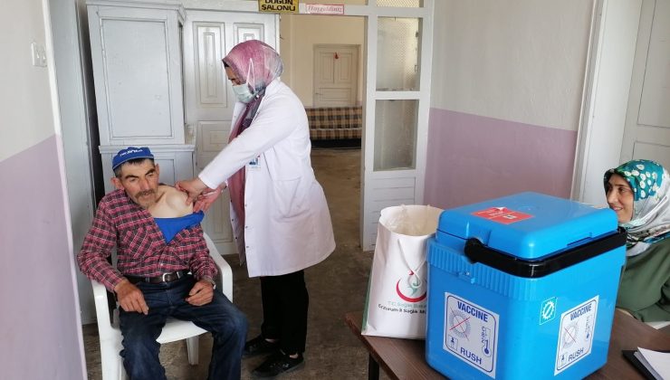 Oltu’da sağlık ekipleri köy köy dolaşarak aşılama yapıyor