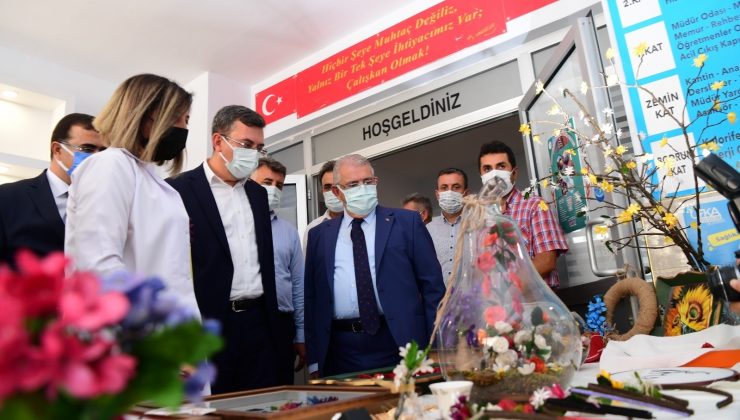 Onikişubat Belediyesi’nden öğrencilere Kuran-ı Kerim hediye