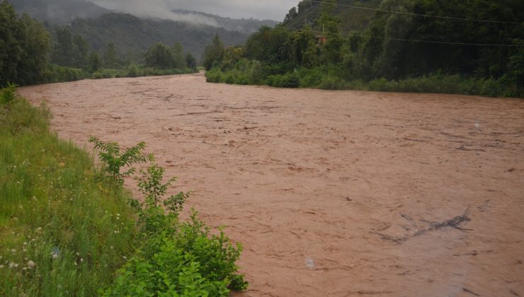 Ordu’da heyelan: Araçlar son anda kurtuldu