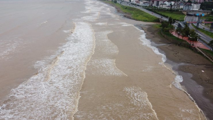Ordu’da sel sonrası sahil çamura büründü