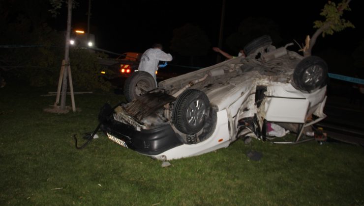 Otomobil ağacı koparıp takla attı: 1 ölü, 2 yaralı