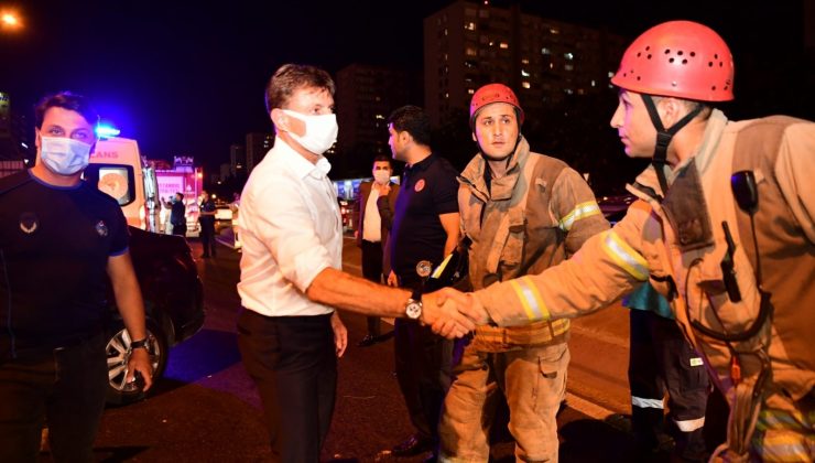 Otomobil aydınlatma direğine çarptı, kazazedelerin yardımına belediye başkanı koştu