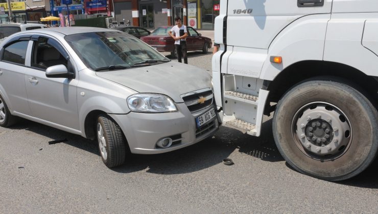 Otomobil ile tır kafa kafaya çarpıştı: 1 yaralı