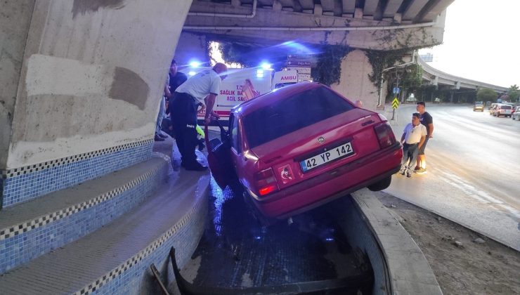 Otomobil süs havuzuna girdi: 2 yaralı