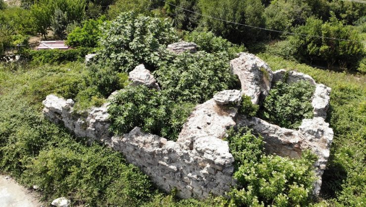 Tarihi hamam defineciler tarafından talan edildi