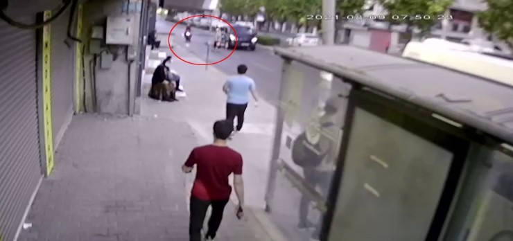 Kağıt toplayıcısına motosiklet çarptı