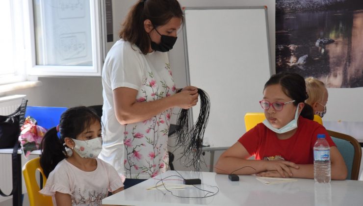 (ÖZEL) Öğrenciler robotik kodlama dersiyle hem öğreniyor hem eğleniyor