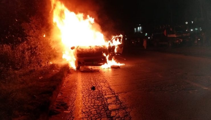 Pakistan’da yolcu minibüsü alev topuna döndü: 10 ölü, 7 yaralı