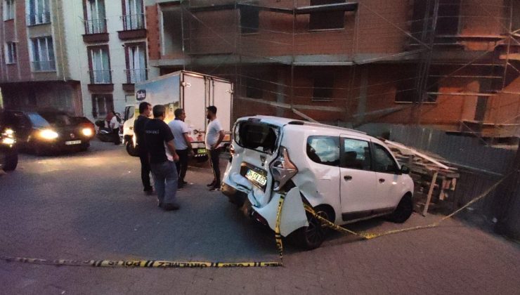 Panelvan araç park halindeki araçlara çarpıp inşaat iskelesine daldı