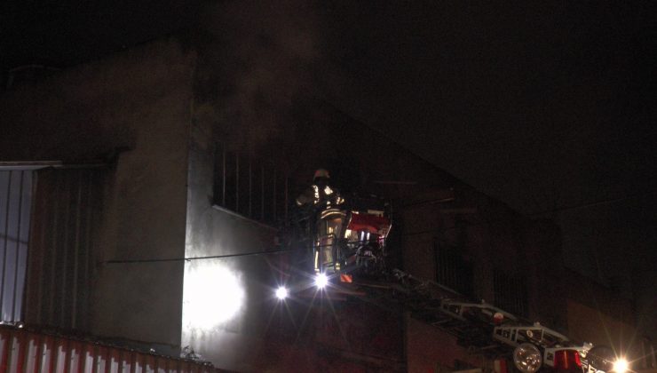 Pendik’te duşa kabin imalathanesinde korkutan yangın