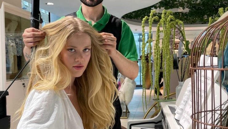 Piyano çalarken saçlarını yaptırdı