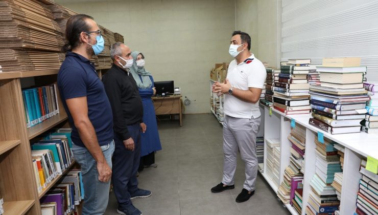 Prof. Dr. Tuncer Baykara’dan ALKÜ’ye kitap bağışı