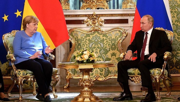 Putin, Merkel’le görüşmesine çiçekle geldi