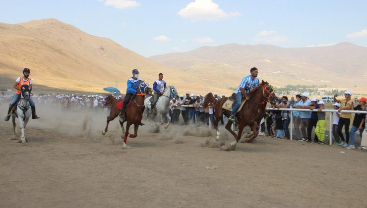 Rahvan at yarışları nefes kesti