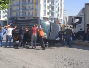 Yan yatan araçtaki iki kişiyi vatandaşlar çıkardı