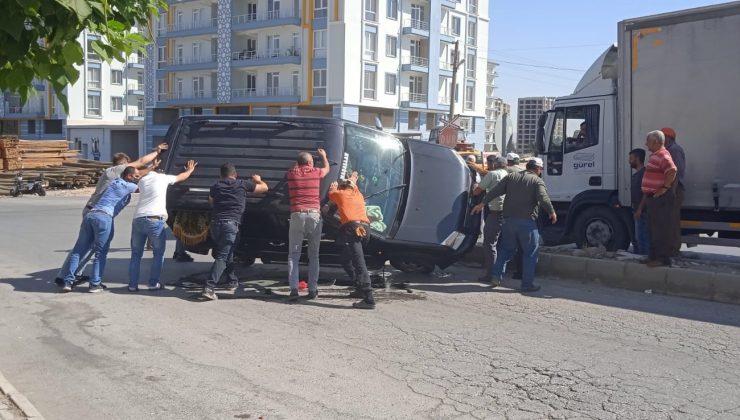 Yan yatan araçtaki iki kişiyi vatandaşlar çıkardı