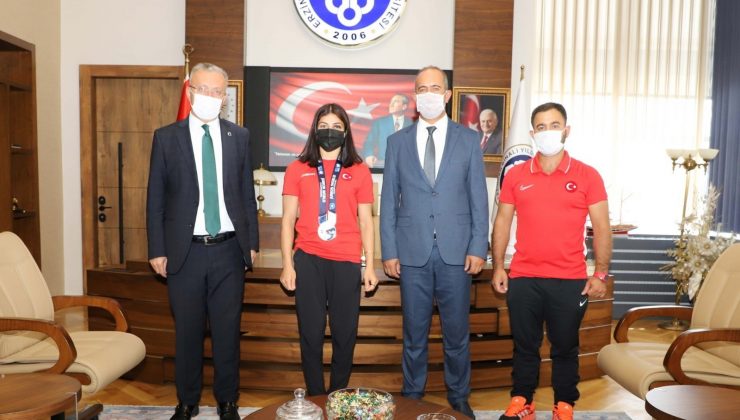 Rektör Levent, dünya üçüncüsü olan güreşçiyi tebrik etti