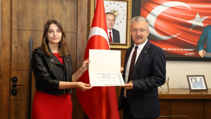 Rektör Levent, “İletişim Eğitimi” veren eğitmenlere teşekkür belgesi takdim etti