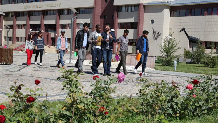 Rektör Türkmen, radyo programında Bayburt Üniversitesini anlattı