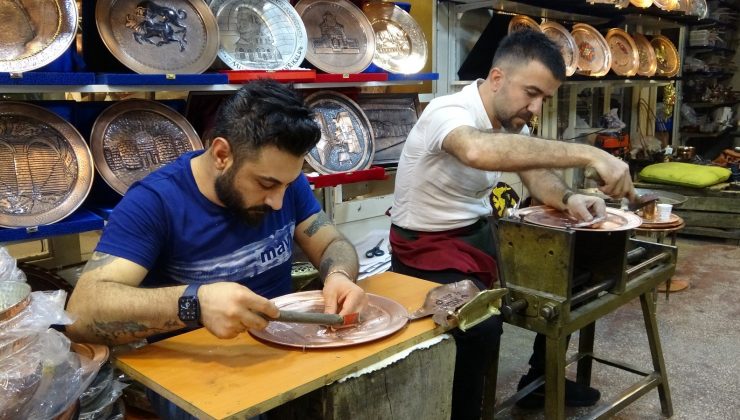 Resim öğretmeninin sanatı bakırla buluştu, rengarenk el emekleri rağbet gördü