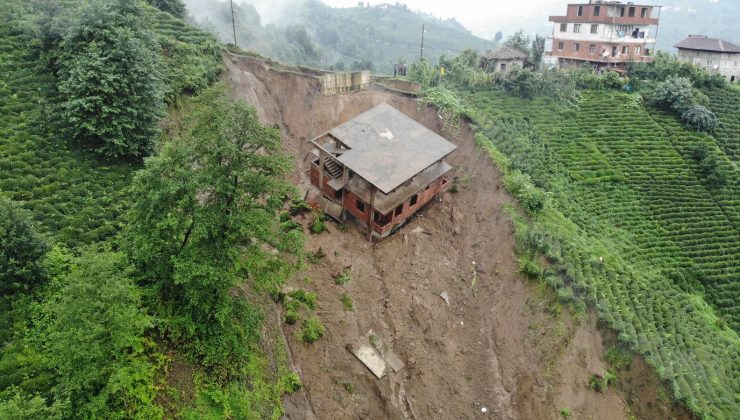 Rize’de 3 katlı bina heyelanda sürüklendi