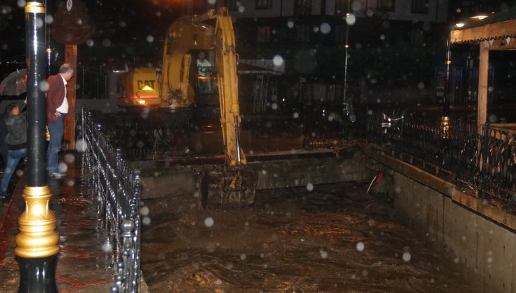Rize’de şiddetli yağış nedeniyle şehir merkezini su bastı