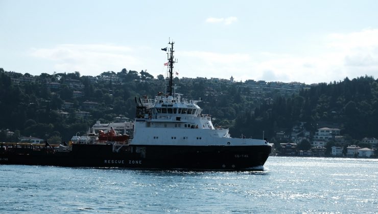 Rus donanmasına ait römorkör İstanbul Boğazı’ndan geçti