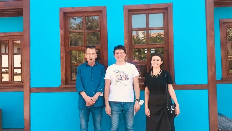 Rus müsteşar Ataol Behramoğlu kitaplığına hayran kaldı