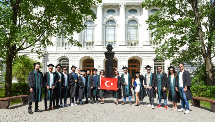 Rusya’da  22 Türk öğrenci diplomalarını aldı