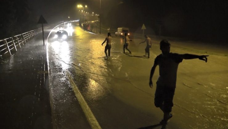 Sağanak sonrası sürücüler zor anlar yaşarken onlar keyif yaptı