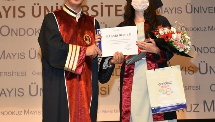 Sağlık Bilimleri Fakültesi öğrencilerinin mezuniyet sevinci