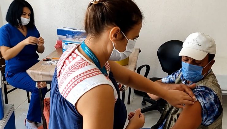 Sağlık ekipleri, köy köy gezerek vatandaşları Covid-19’a karşı aşılıyor